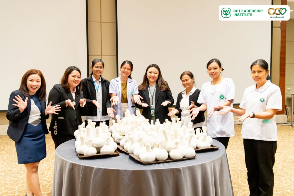 CPLI Instills ESG Principles in New Leaders, Guiding 'Tao Kae Noi' to Learn Alongside the Community by Making Herbal Compresses